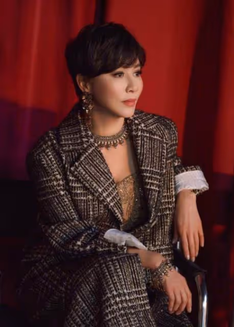 劉嘉玲近照令人驚艷,粉色大衣配紅色打底褲,55歲依然活力滿滿,網友:髪型很好看