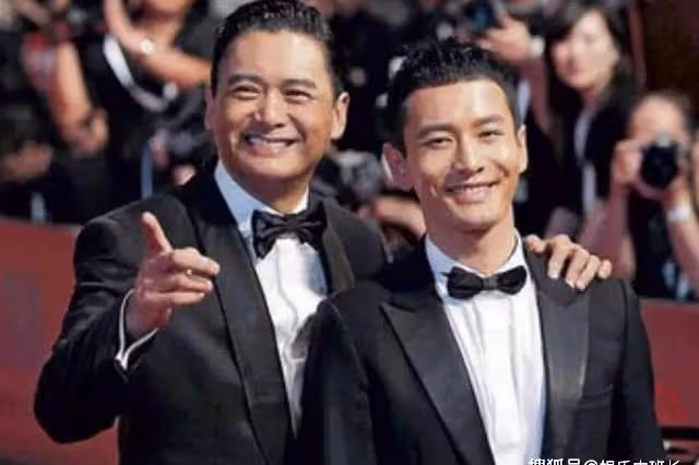 1米79的黃曉明撞上身高不到1米8的周潤發，網友笑了：撒謊的那位太尷尬