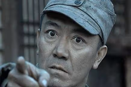 亮劍：同樣是常乃超抽菸，新版點菸用手擋住，你看老版點菸用的是啥？
