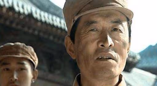 亮劍:同樣是常乃超抽菸,新版點菸用手擋住,你看老版點菸用的是啥?