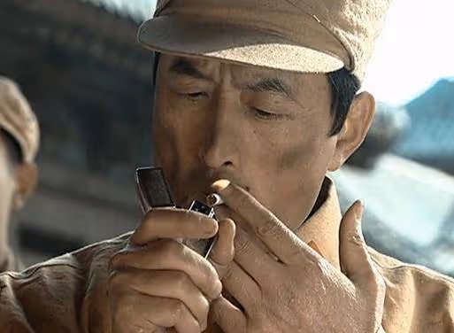 亮劍:同樣是常乃超抽菸,新版點菸用手擋住,你看老版點菸用的是啥?