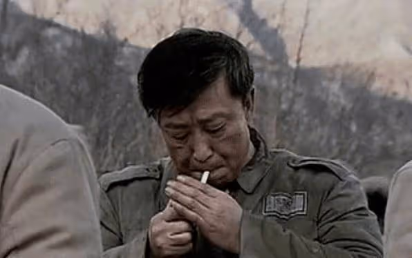 亮劍:同樣是常乃超抽菸,新版點菸用手擋住,你看老版點菸用的是啥?