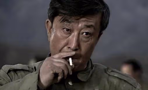 亮劍:同樣是常乃超抽菸,新版點菸用手擋住,你看老版點菸用的是啥?