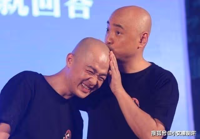這倆人都帥了一輩子了，沒想到一直戴假髮，網友直呼：毀三觀！