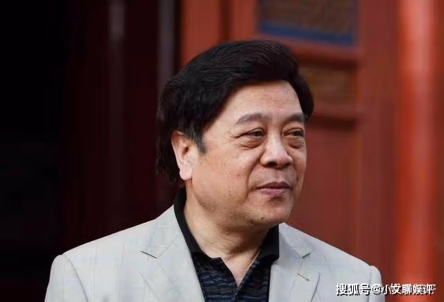 這倆人都帥了一輩子了，沒想到一直戴假髮，網友直呼：毀三觀！