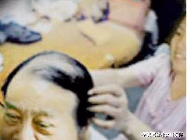 這倆人都帥了一輩子了，沒想到一直戴假髮，網友直呼：毀三觀！