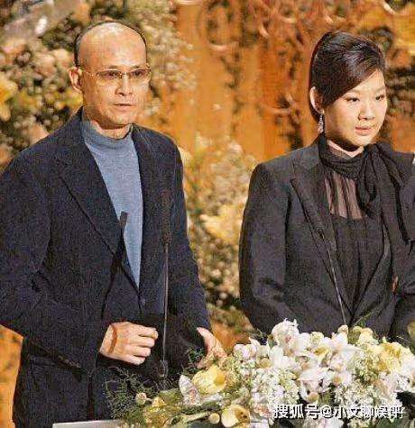 這倆人都帥了一輩子了，沒想到一直戴假髮，網友直呼：毀三觀！