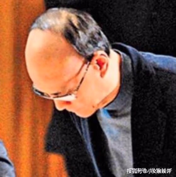 這倆人都帥了一輩子了，沒想到一直戴假髮，網友直呼：毀三觀！