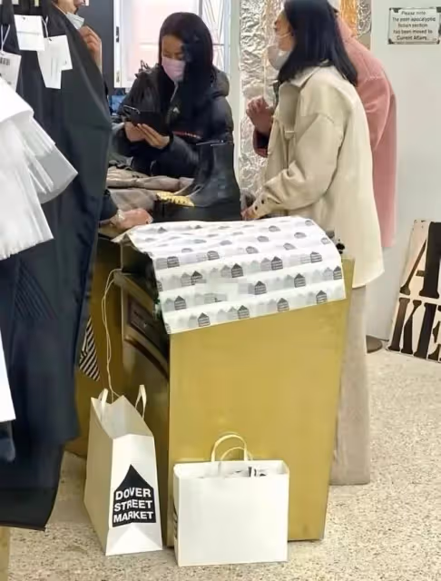 非必要不出國?那英與愛女打扮奢侈 倫敦逛金店