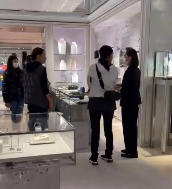 非必要不出國?那英與愛女打扮奢侈 倫敦逛金店