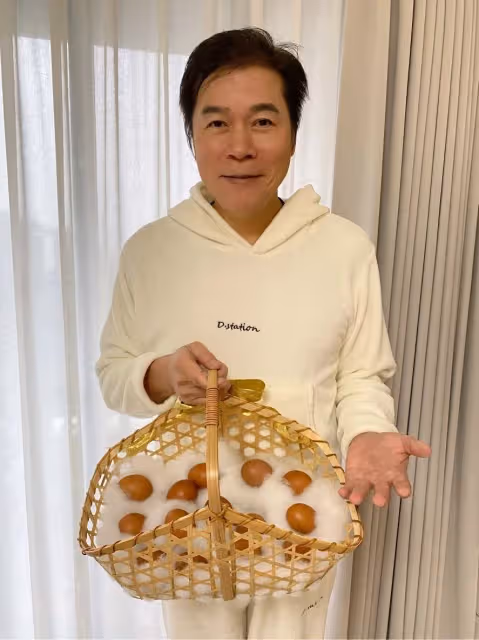 出道45年!洪榮宏苦認「受隱疾折磨」喉嚨都灼傷 59歲「迎來好消息」感謝嫩妻陪伴:一起變好