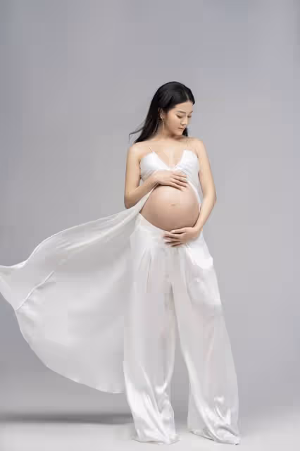 Karen Nguyen 在懷孕期間拍攝寫真集,真美呀