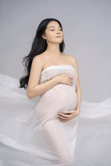 Karen Nguyen 在懷孕期間拍攝寫真集,真美呀