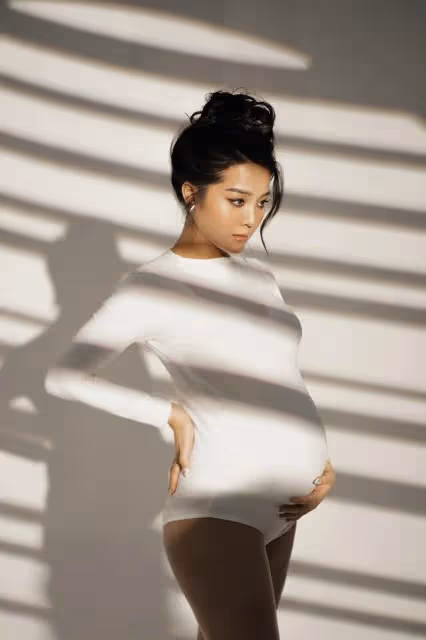 Karen Nguyen 在懷孕期間拍攝寫真集,真美呀
