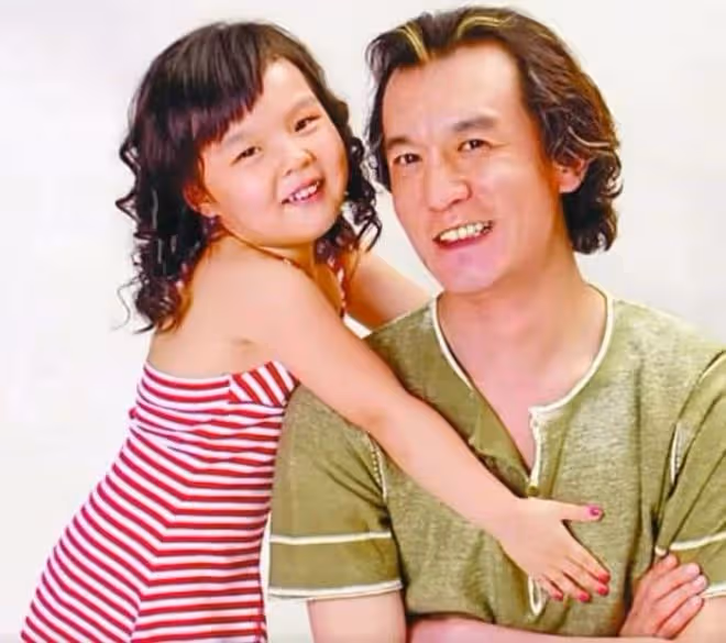 李詠女兒近照曝光!穿4400元背心素顏出鏡,五官精緻長相酷似爸爸