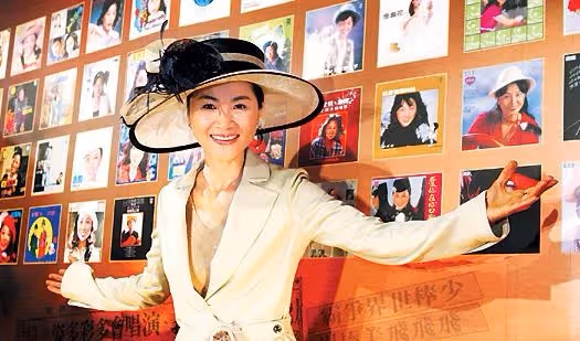 在家是嚴母!鳳飛飛兒爆「小時候被媽追著打」首公開珍貴照 受不了父母太恩愛「丟下我就跑」