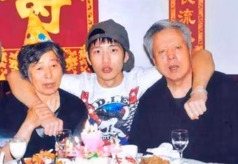 3千萬豪宅報恩!出生28天被拋棄「奶奶撿破爛養他」 爆紅後父母相認「他做出選擇」網淚:學會了善良