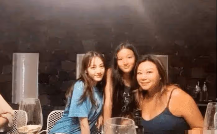 迪麗熱巴在國外拍照失去PS,無濾鏡下的生圖,顏值太過真實