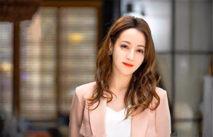 迪麗熱巴和古力娜扎,同樣的年齡一樣的時裝劇,誰的顏值更耐打?