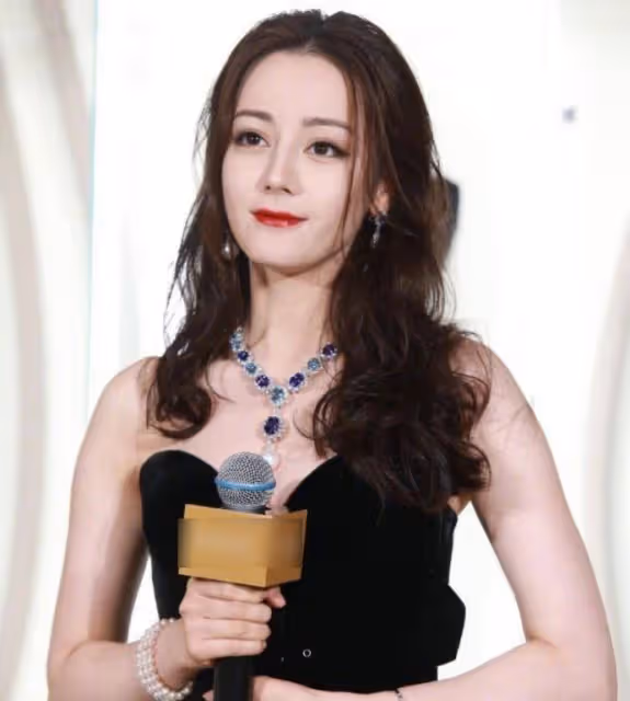 迪麗熱巴又美出新高度,公主蛻變成女王,這顏值是真實存在嗎?
