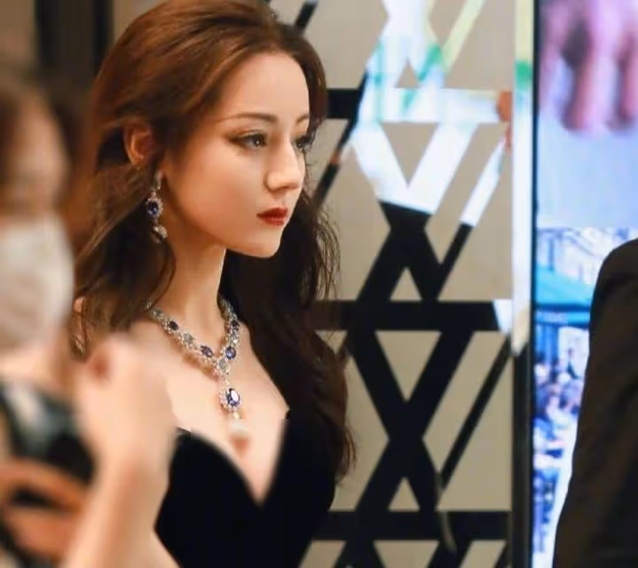 迪麗熱巴又美出新高度,公主蛻變成女王,這顏值是真實存在嗎?