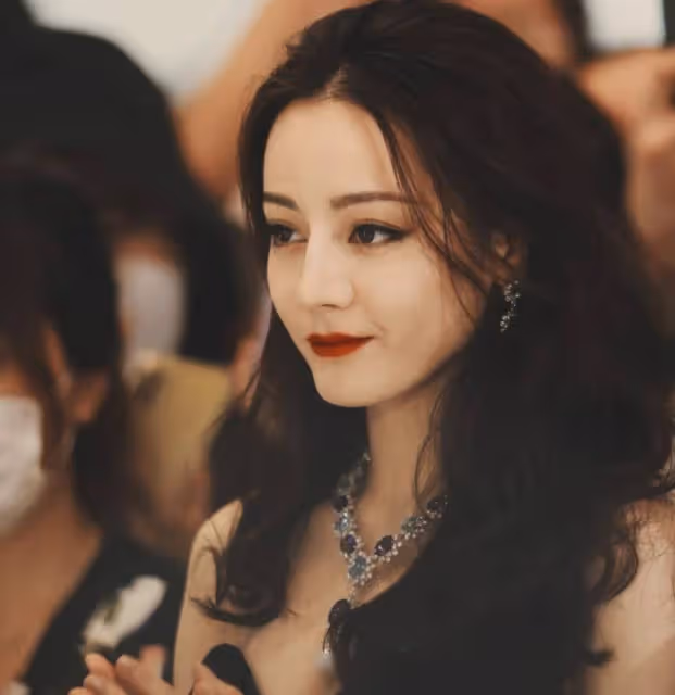 迪麗熱巴又美出新高度,公主蛻變成女王,這顏值是真實存在嗎?