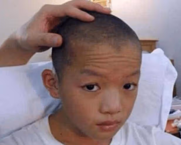 連親媽都嫌棄他丑,卻被周星馳看中一炮而紅,如今20歲顏值逆襲
