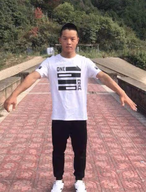 連親媽都嫌棄他丑，卻被周星馳看中一炮而紅，如今20歲顏值逆襲
