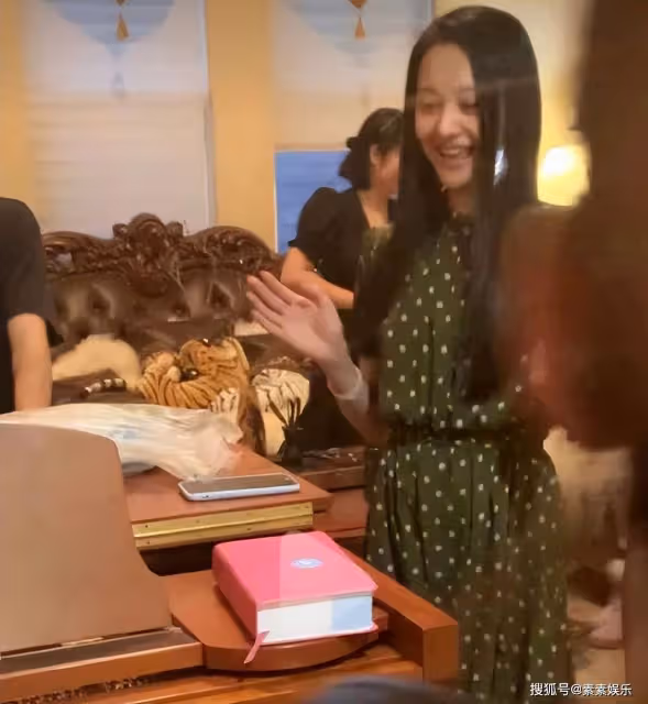 張恆的兩個孩子現身，兩個寶貝長大了，女方帶著一起慶祝生日