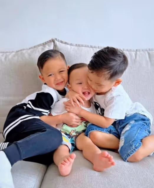 胡杏兒曬一家五口出遊照 富豪老公背著嬰兒背帶