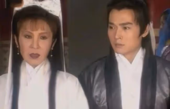曝富婆為圓夢找小鮮肉拍戲 開機時男方表情難看