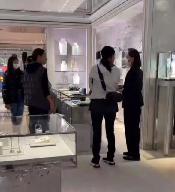 那英和愛女現身倫敦街頭 母女個高似姐妹
