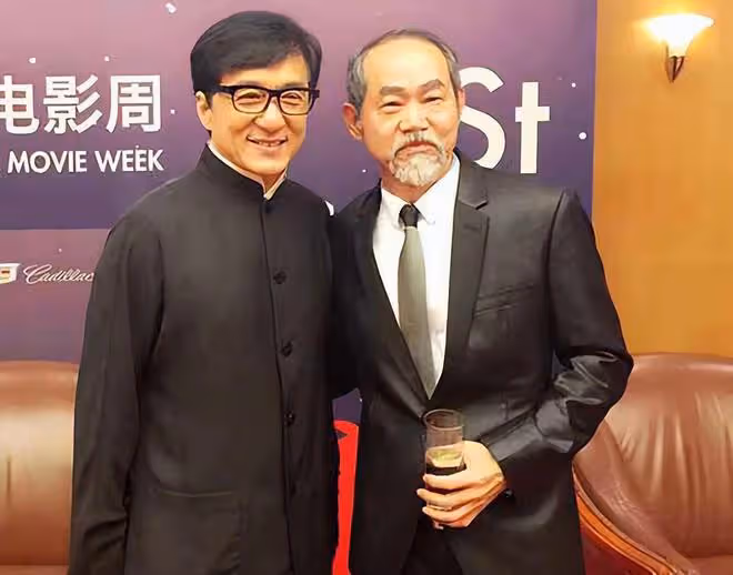 70歲元華移居溫哥華生活,鬚髮皆白變化大,與家人團聚弄孫為樂