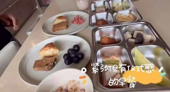 吳尊帶兒女來中國上學,送娃坐大巴內心不舍,12歲女兒身高喜人