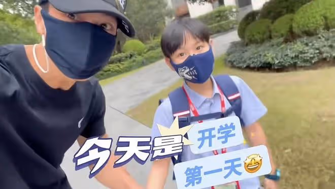 吳尊帶兒女來中國上學,送娃坐大巴內心不舍,12歲女兒身高喜人