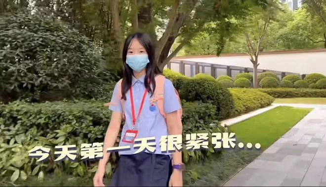 吳尊帶兒女來中國上學,送娃坐大巴內心不舍,12歲女兒身高喜人