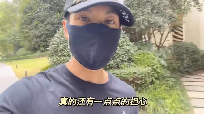 吳尊帶兒女來中國上學,送娃坐大巴內心不舍,12歲女兒身高喜人