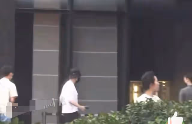 各自瀟灑!馮紹峰與好友聚餐嗨玩到凌晨,趙麗穎民宿聚會笑容滿面