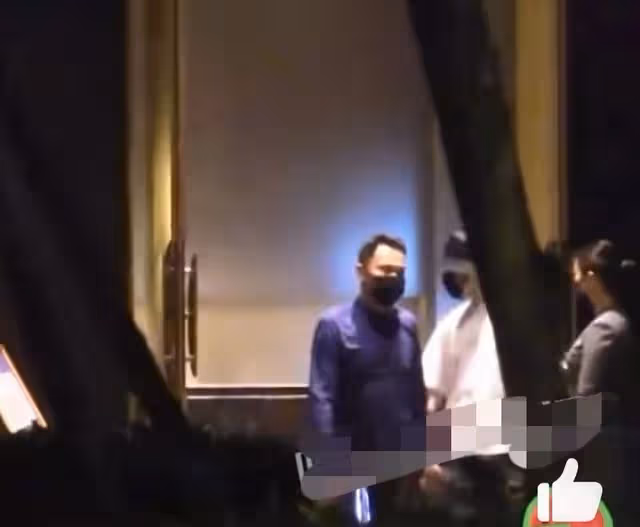 各自瀟灑!馮紹峰與好友聚餐嗨玩到凌晨,趙麗穎民宿聚會笑容滿面