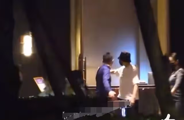 各自瀟灑!馮紹峰與好友聚餐嗨玩到凌晨,趙麗穎民宿聚會笑容滿面