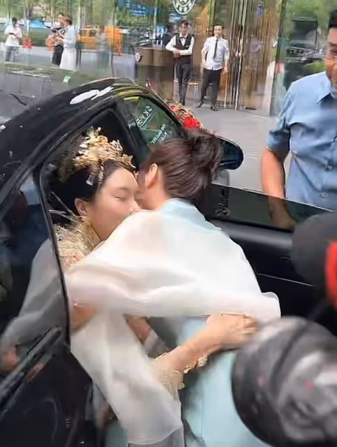 網紅情侶志揚越心結婚!婚禮現場甜蜜熱吻,新娘母女淚別令人動容