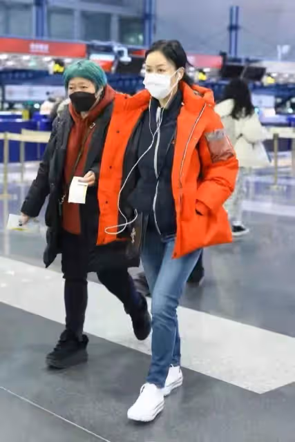 那英帶女兒現身英倫街頭！腳踩驢蹄靴一雙筷子腿超吸睛，愛女「精緻五官+白皙膚色」氣質不輸超模，網友驚呼：根本精緻美女