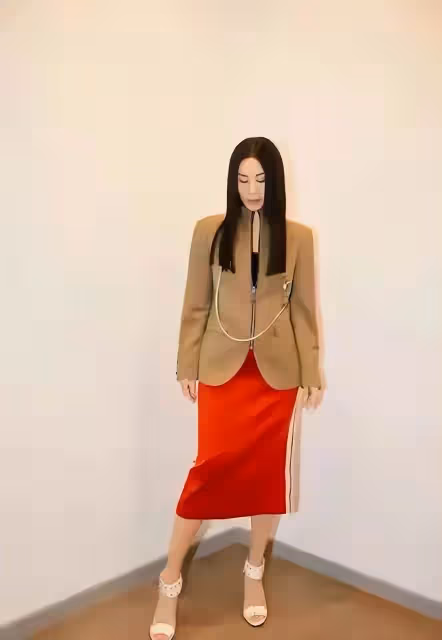 那英帶女兒現身英倫街頭!腳踩驢蹄靴一雙筷子腿超吸睛,愛女「精緻五官+白皙膚色」氣質不輸超模,網友驚呼:根本精緻美女