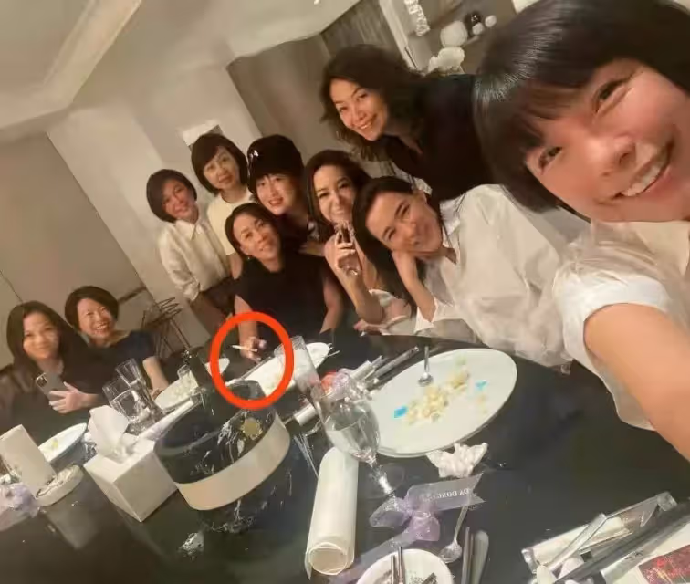 那英帶女兒現身英倫街頭!腳踩驢蹄靴一雙筷子腿超吸睛,愛女「精緻五官+白皙膚色」氣質不輸超模,網友驚呼:根本精緻美女