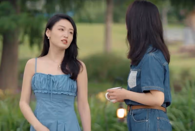 《心動5》第一期見面女二穿1000多一件套裝,女一鞋子2580一雙