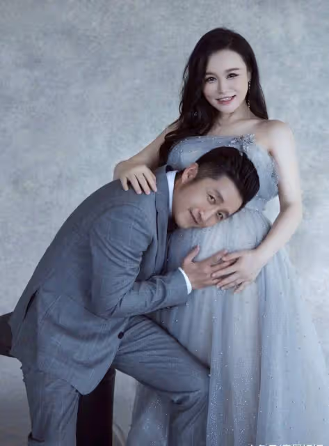冉瑩穎鄒市明曬照互真情告白,結婚8年恩愛如初,網友猜三胎已生