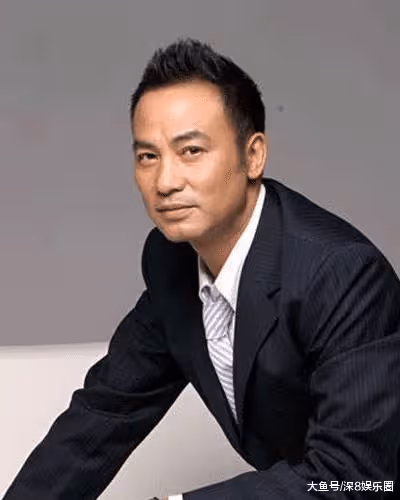 64歲任達華攜小12歲嬌妻近照,蒼老不少,179CM老婆岔開雙腿照顧他面子