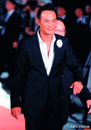 64歲任達華攜小12歲嬌妻近照,蒼老不少,179CM老婆岔開雙腿照顧他面子