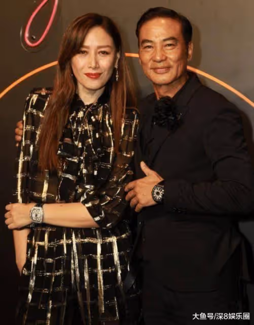 64歲任達華攜小12歲嬌妻近照,蒼老不少,179CM老婆岔開雙腿照顧他面子