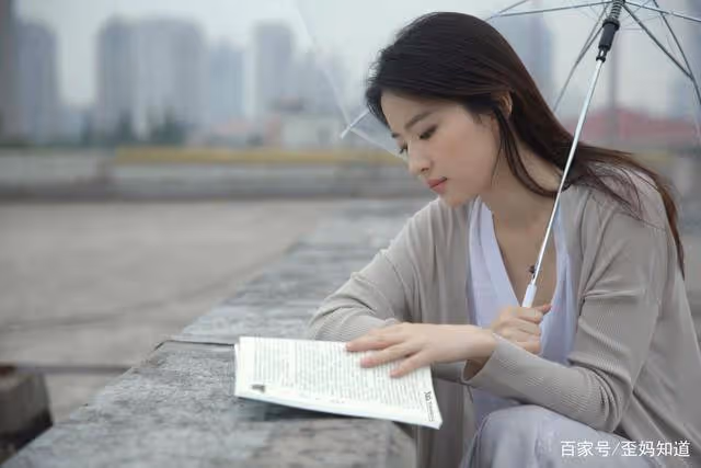19歲女孩苦戀劉亦菲,名字「改一樣」,花百萬整容4年卻成這模樣